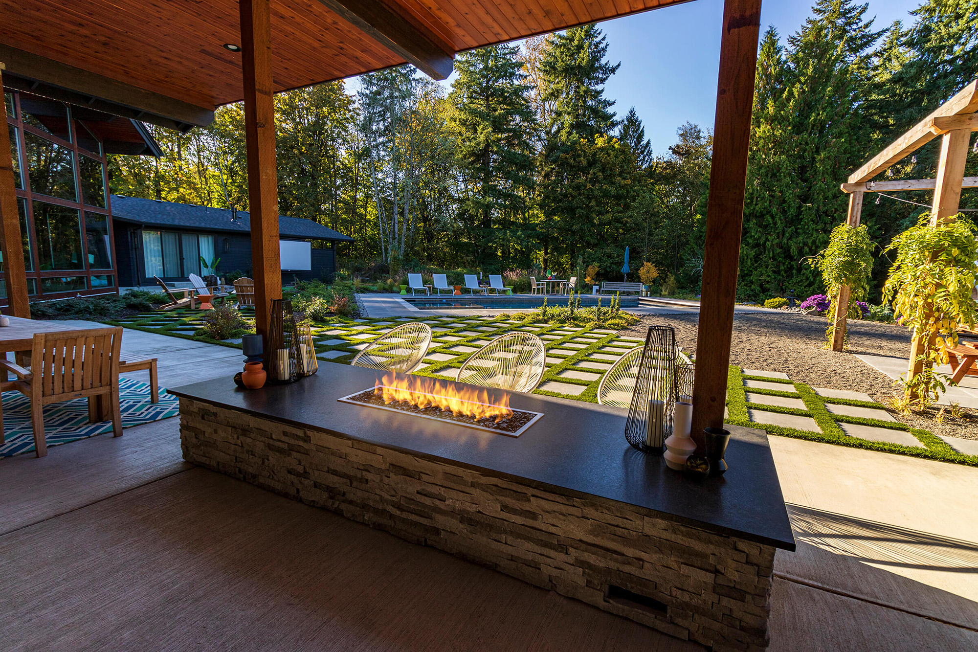 outdoor living space by Greenhaven Landscapes